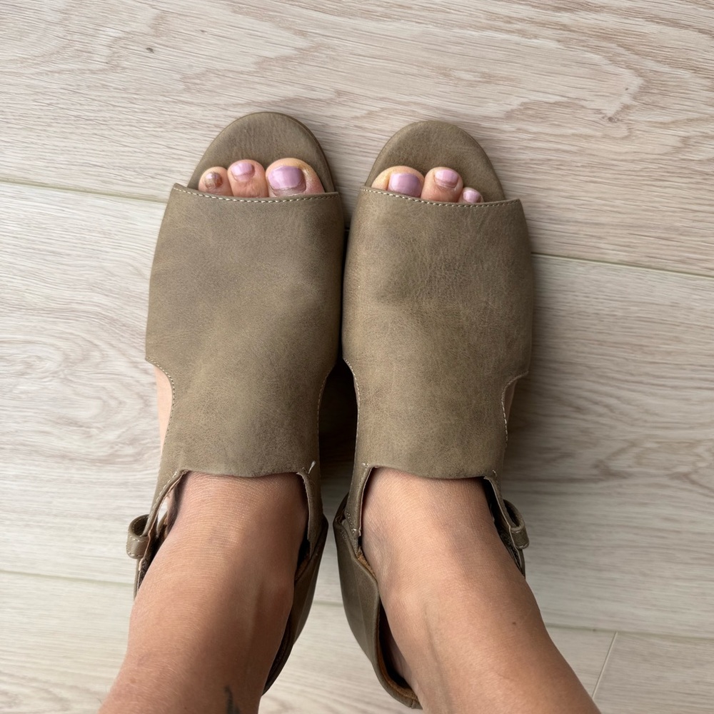 Stylish Tan Open-Toe Sandals